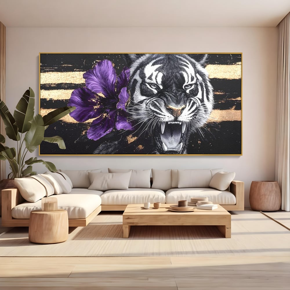Tablou canvas cu tablou canvas cu tigru si iris violet, in rama de aluminiu auriu, pe perete intr-un living